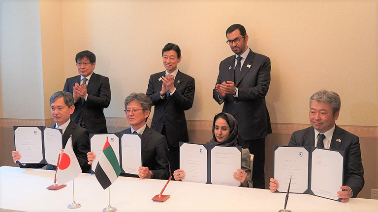 署名式。向かって左からJOGMEC/山本副本部長、INPEX/藤井専務、ADNOC/Hanan Balalaa SVP、三井物産/飯島エネルギーソリューション本部長